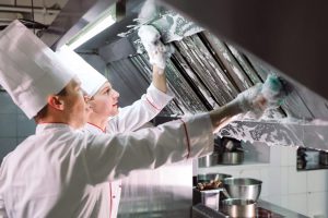 Kucharze czyszczący sprzęt gastronomiczny zgodnie z zasadami HACCP